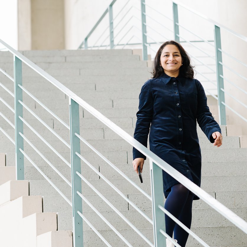 
			Mitarbeiterin der Sparkasse KölnBonn geht die Treppe runter